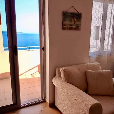 - Port * Sarandë