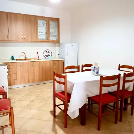 - Port Σαράντα